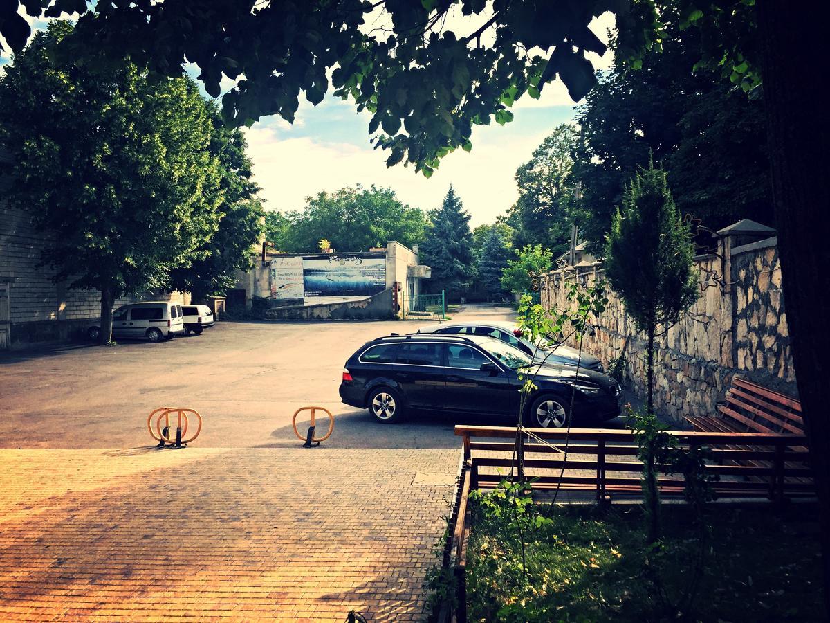 Отель Vila Bomond Единец Экстерьер фото