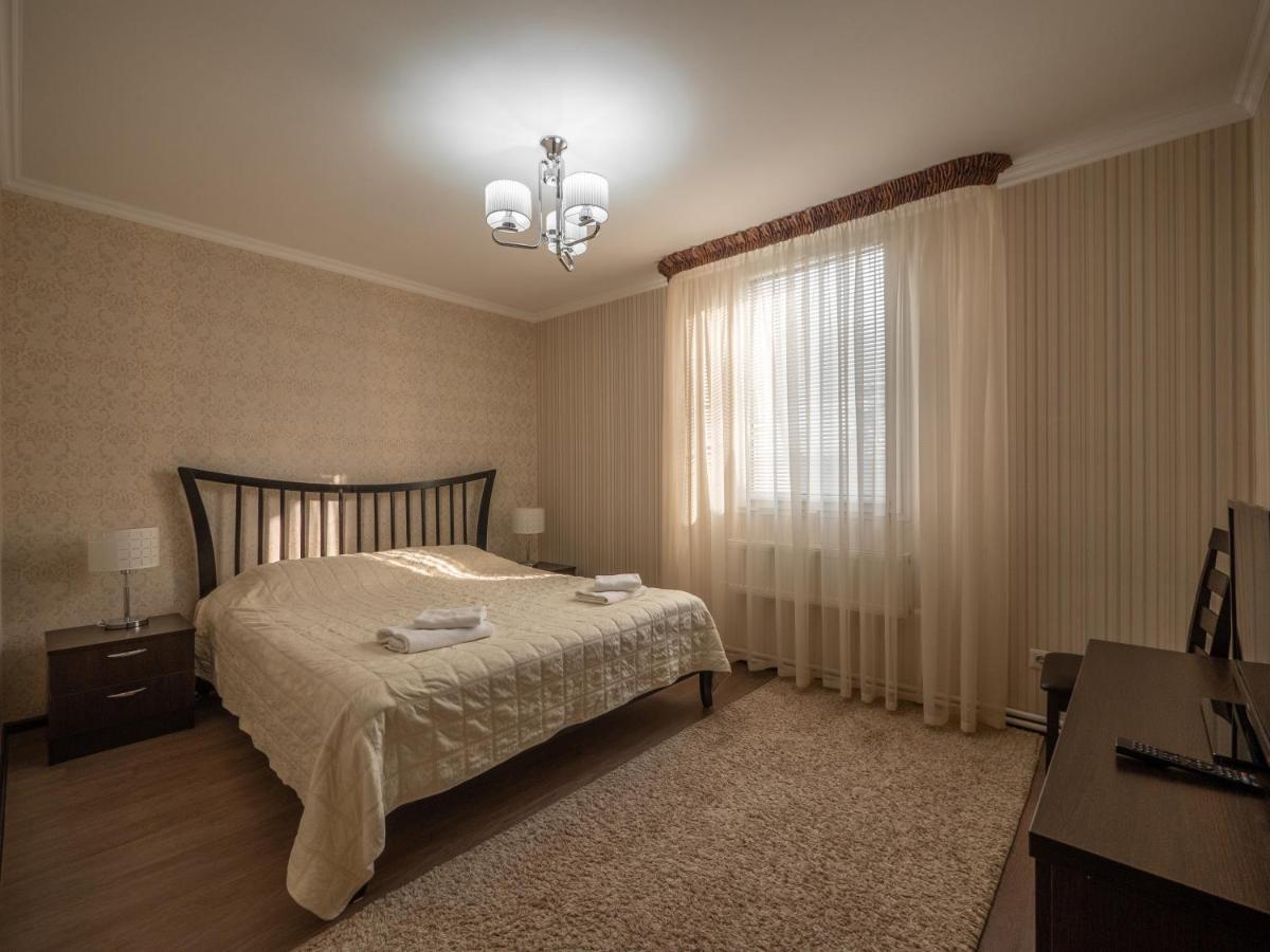 Отель Vila Bomond Единец Экстерьер фото