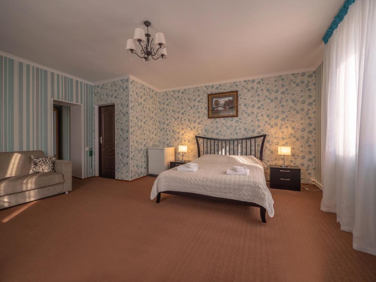 Отель Vila Bomond Единец Экстерьер фото